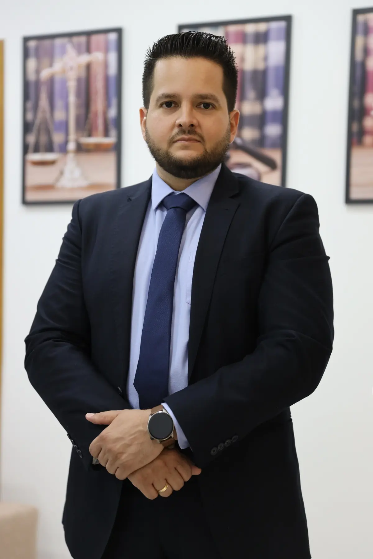 Wagner Luiz Ribeiro em ambiente profissional do escritório